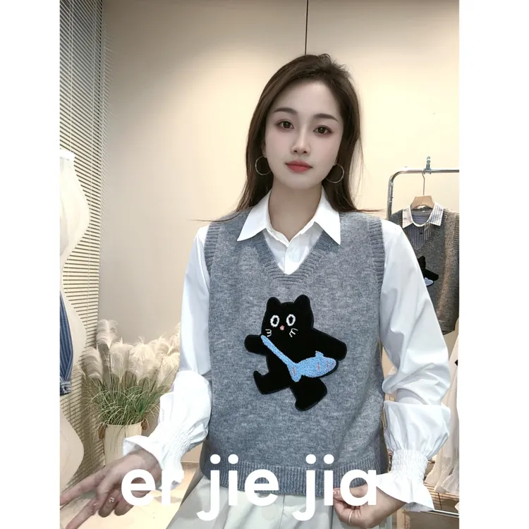 可爱减龄针织毛衣马甲背心经典刺绣小猫时尚内搭鸡心V领马甲秋冬