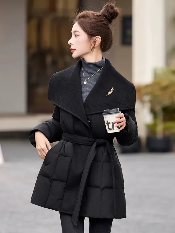 高端气质黑色羽绒服女中长款2025冬季新款羊毛呢拼接保暖系带外套