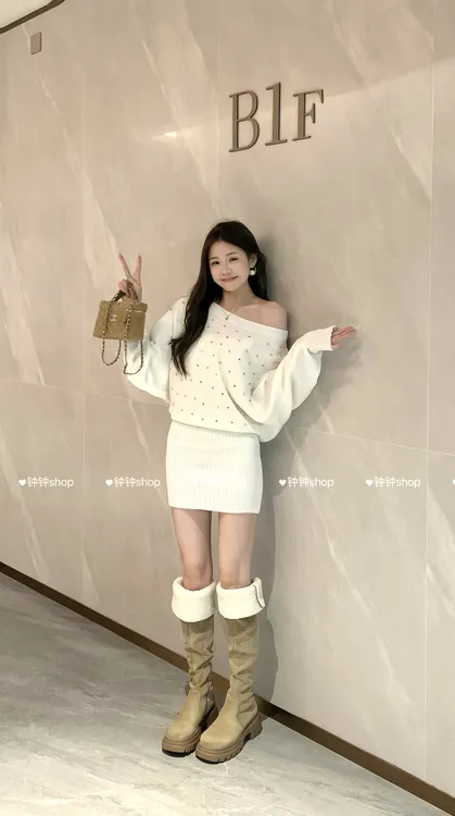 小香风烫钻针织连衣裙女秋冬纯欲风性感一字肩包臀裙毛衣裙