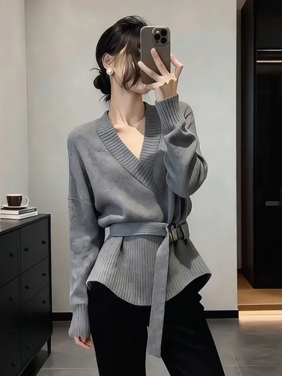高端精致气质休闲灰色针织上衣女装2025秋冬新款通勤绑带百搭毛衣