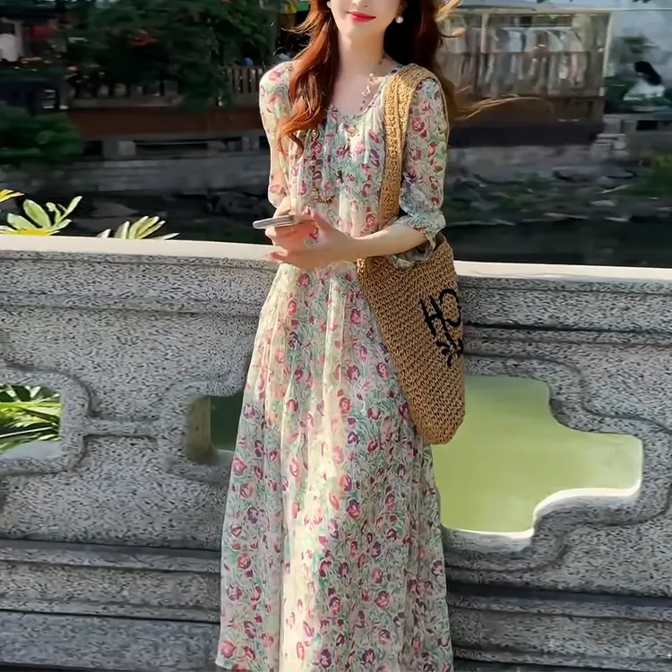 高级感浪漫风印花连衣裙女2025夏季新款裙子显瘦时尚遮肉度假长裙