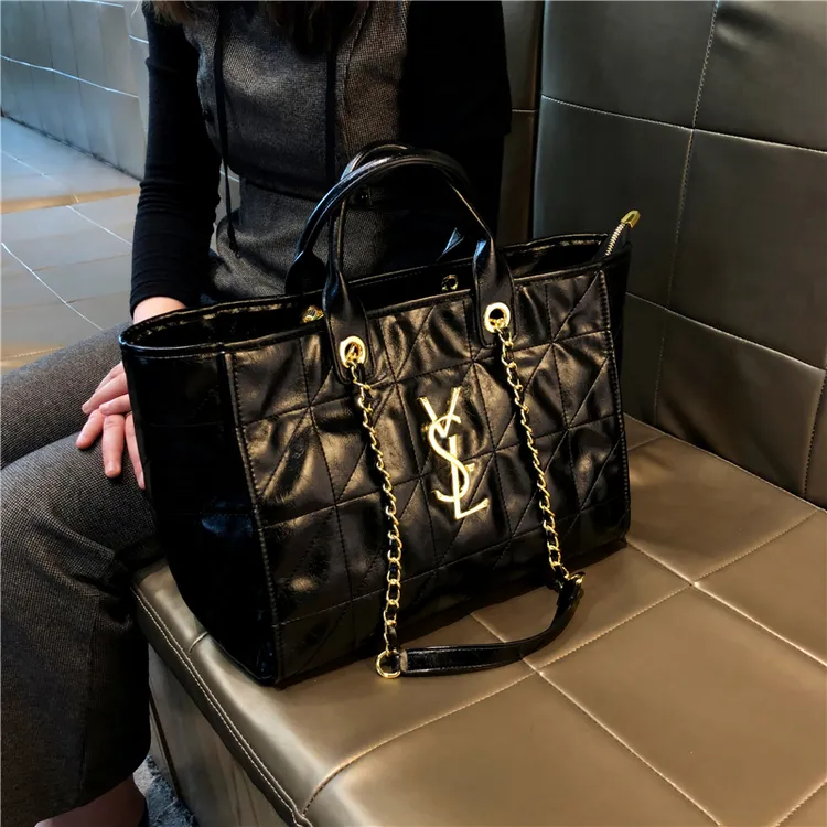 香港品牌高级感菱格通勤女士托特包2025新款时尚大容量单肩手提包