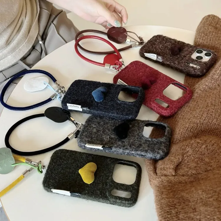 秋冬毛绒爱心壳 挂绳适用于苹果13时尚手机壳苹果17pro保护壳14防