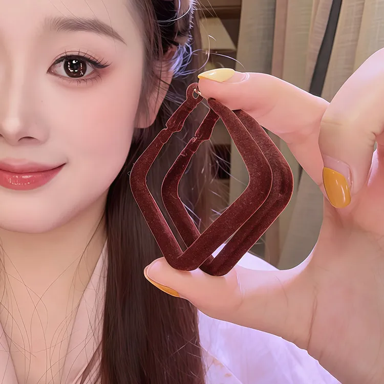 铜合金绒毛耳饰 美拉德毛绒方块耳圈女气质秋冬高级感耳环耳饰