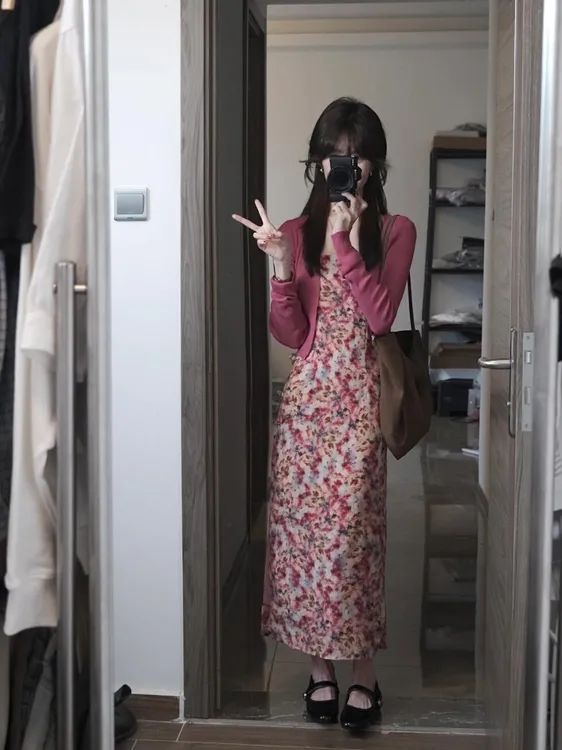 2025秋季新款气质开衫粉色碎花吊带连衣裙女绝美气质度假风两件套