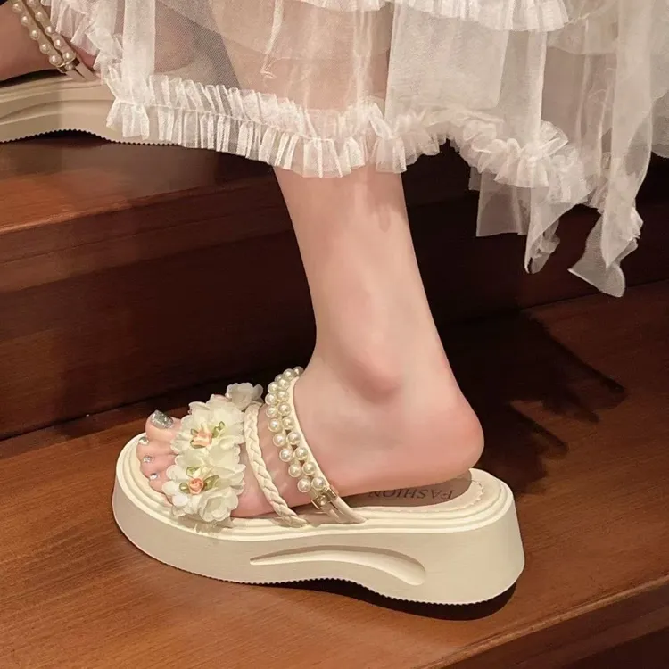 配裙子两穿罗马凉拖鞋女夏季外穿2025年新款花朵厚底增高珍珠凉鞋