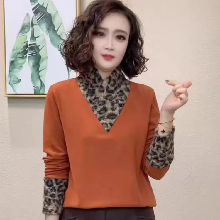 T恤新款时尚减龄显瘦豹纹拼接围巾领打底衫保暖长袖上衣妈妈装