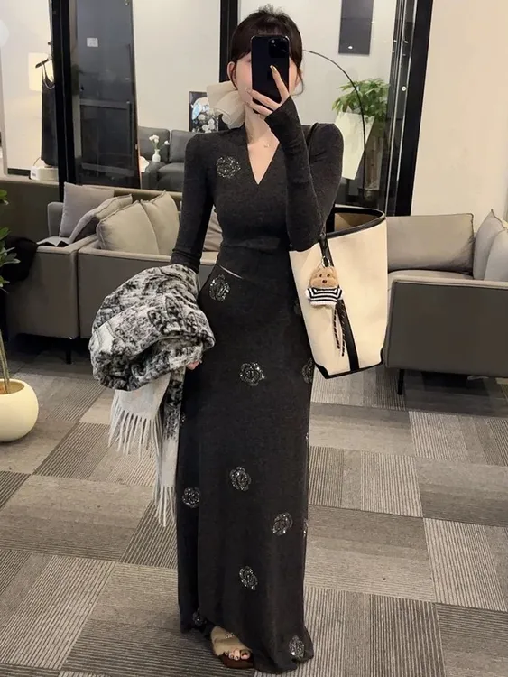 纯欲辣妹气质V领长袖上衣烫钻半裙女装2025秋冬新款御姐时尚套装