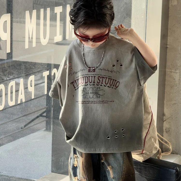 巴拉男童夏季短袖美式潮流喷绘破洞复古上衣2025年时尚洋气男宝穿