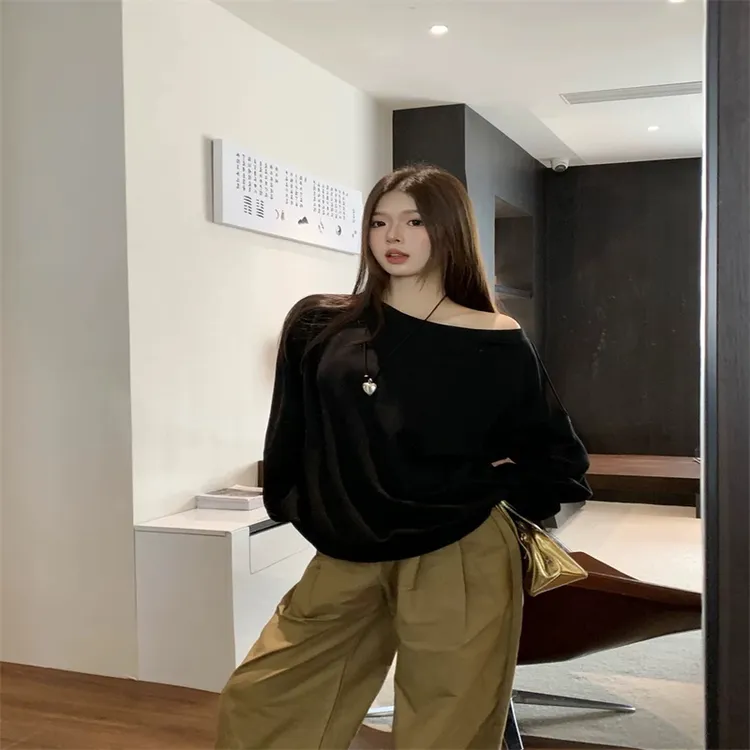 秋冬宽松露肩斜领长袖小众韩系风简约纯色百搭卫衣女生休闲上衣潮