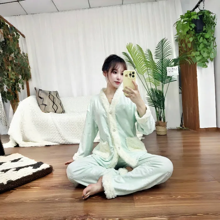 海岛绒睡衣女秋冬季蝴蝶压花保暖舒适甜美套装加绒加厚慵懒家居服