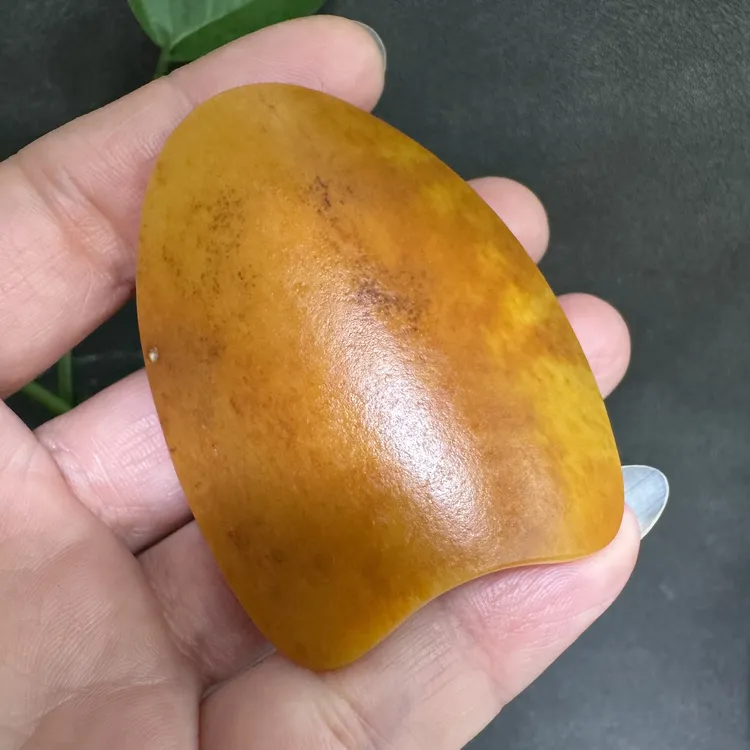 新疆和田玉独籽苏工满黄皮富甲一方龟背手把件黄沁满皮重56.5克