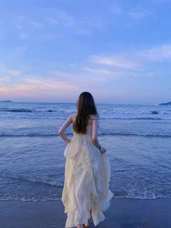 海边度假仙女裙收腰吊带连衣裙女春夏新款三亚绝美沙滩过膝长裙子