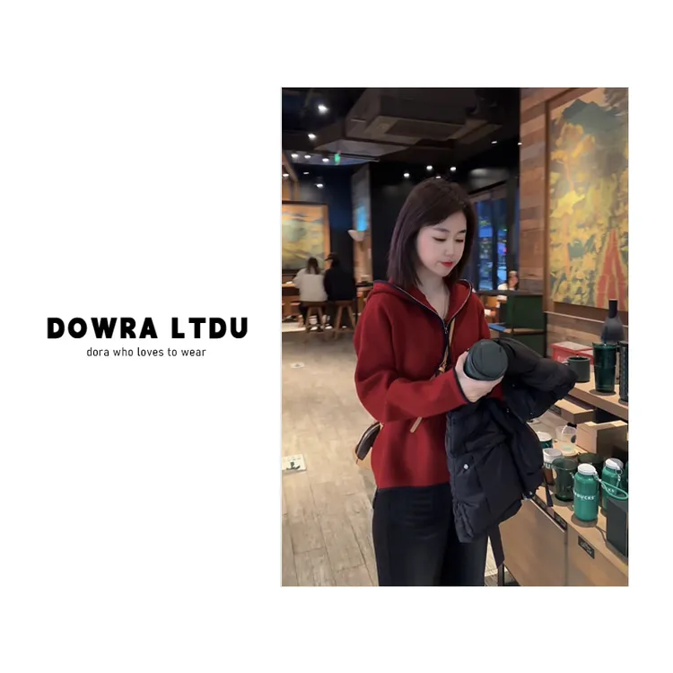 朵拉【小红帽】2025年冬季新款领口拉链纯色连帽长袖毛衣女41-93108