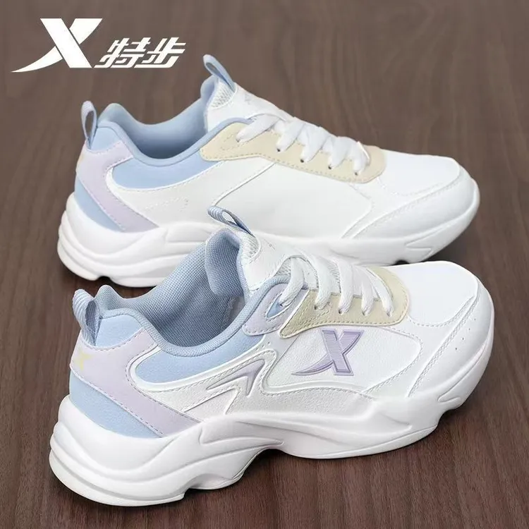 特步女子运动鞋轻跑冬季皮面休闲百搭潮流女款回弹跑步鞋学生潮鞋