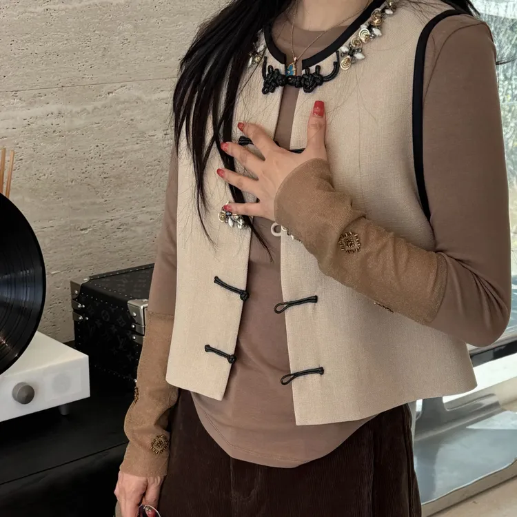 “东方鎏金”中式老钱手工钉珠盘扣贯穿四季国风新年马夹 FW044295