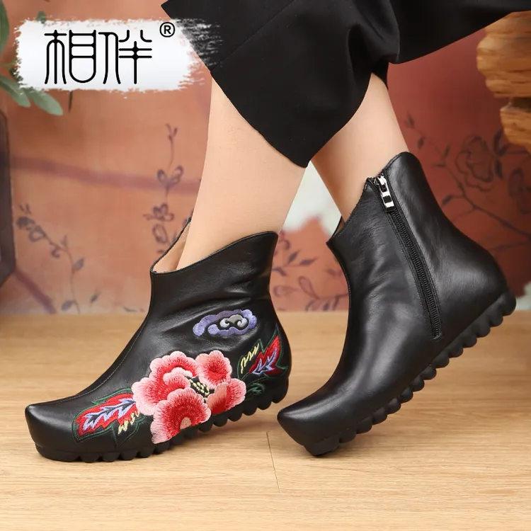 相伴【俏美人】真皮复古国风刺绣女士短靴中老年秋冬妈妈鞋53341