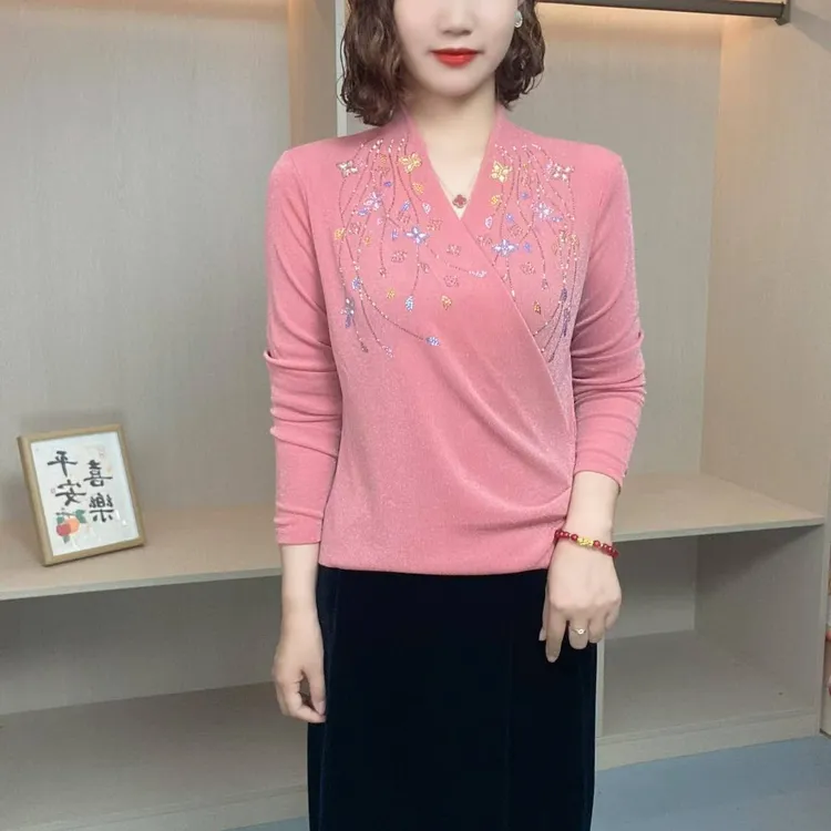 2025秋冬款交叉领简约妈妈装纯色烫钻小花洋气长袖百搭打底衫