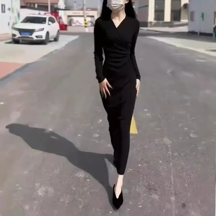 超爱俏依阁2025秋冬新款简约V领长袖显瘦修身时尚韩版纯色连衣裙
