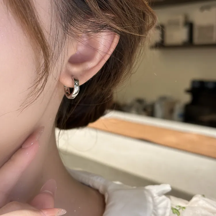   银色质感耳扣简约百搭高级感小众设计感耳饰A-375