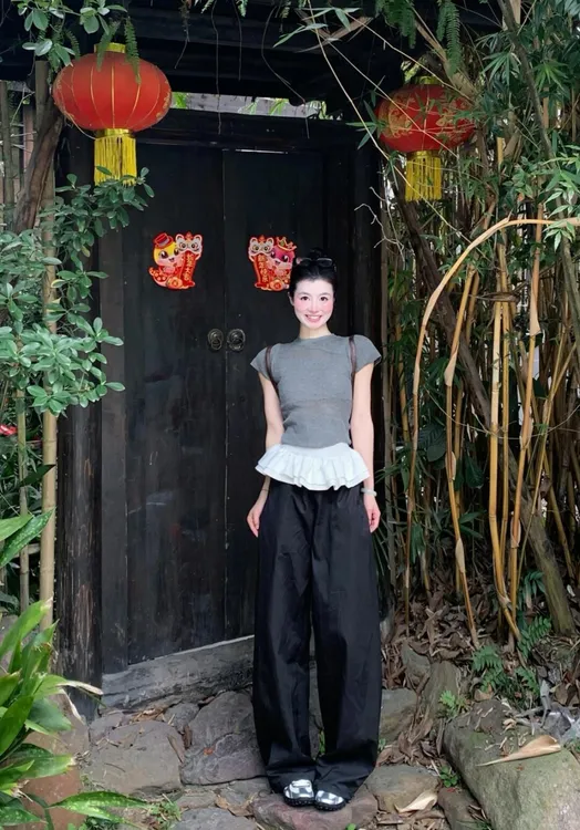 早春新款2025韩系穿搭灰色正肩短袖简约白色屁帘百搭黑色阔腿裤