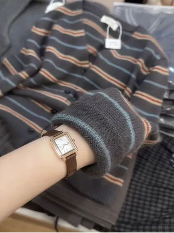 Q七言家!不一样的条纹来喽#V领慵懒撞色毛衣开衫102@