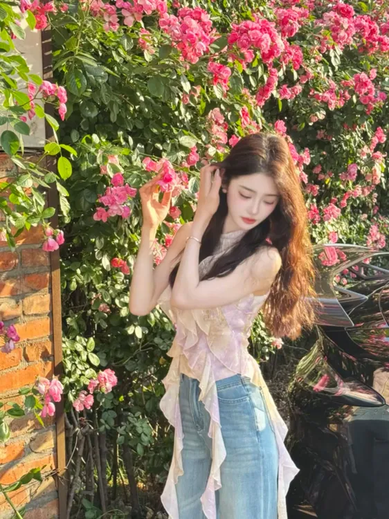 2025新款女夏季收腰无袖设计感挂脖纯欲上衣高腰微喇裤子两件套