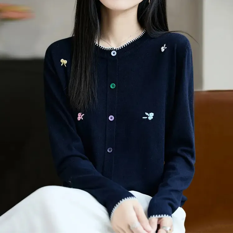 2025秋季新款女长袖彩扣针织衫设计感法式休闲风刺绣百搭开衫上衣