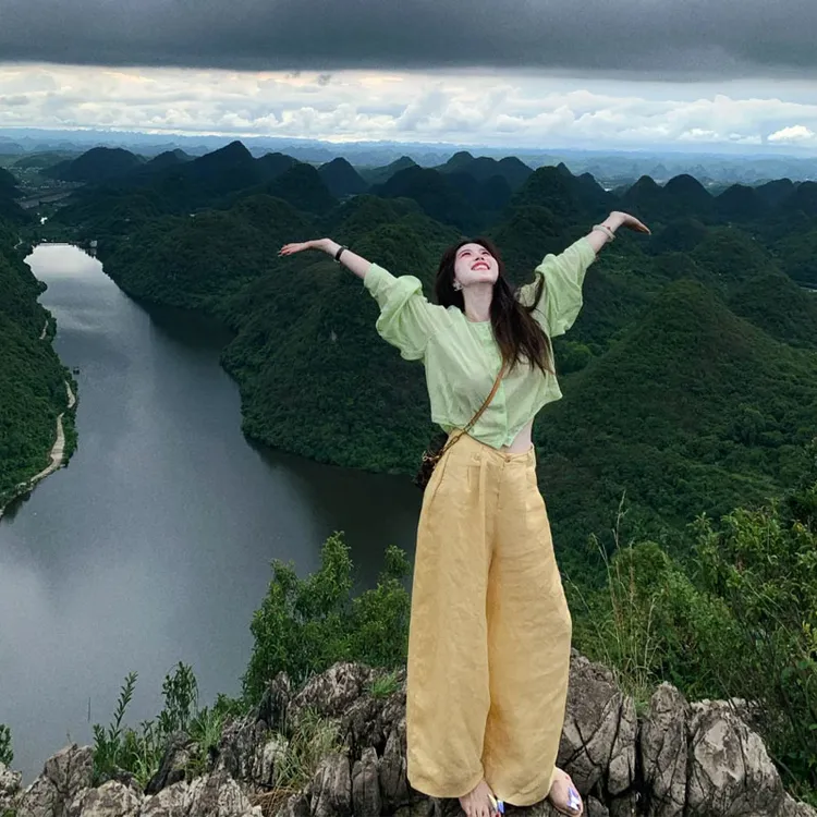 2025今年流行穿搭一整套韩系多巴胺绿色上衣高腰阔腿休闲裤两件套