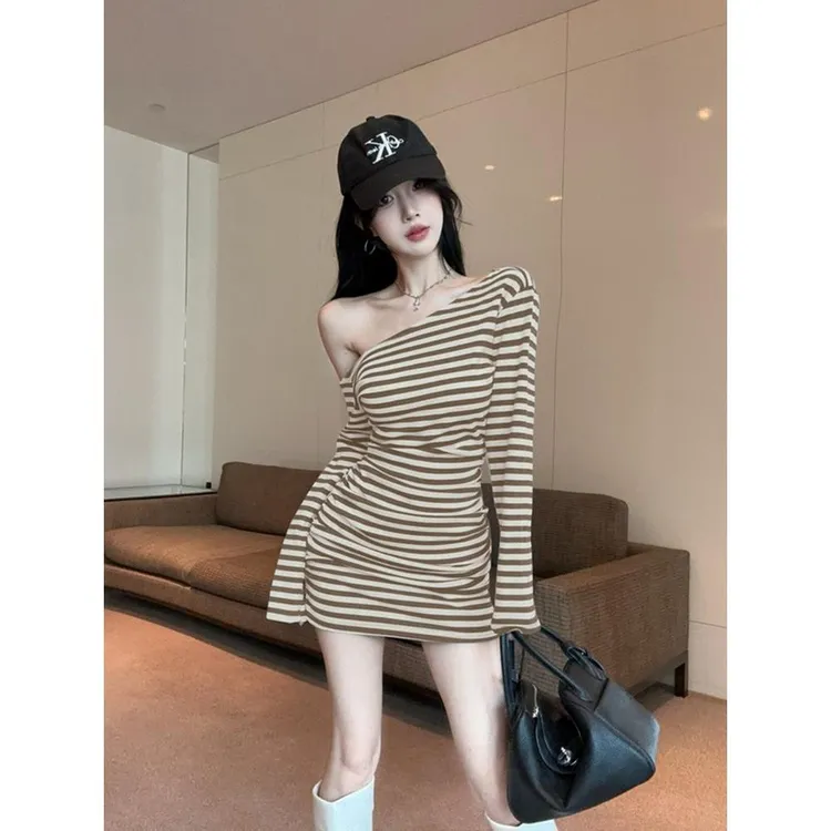 不规则斜肩条纹连衣裙女秋季纯欲性感一字肩包臀裙巨好看绝美裙子