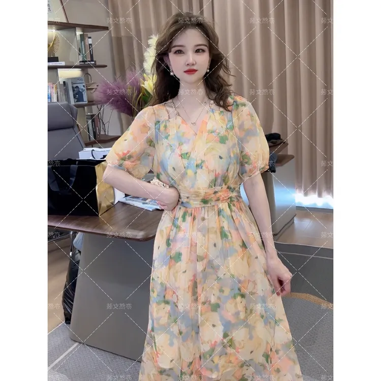 2025新款温柔法式肩部镂空度假风碎花高腰显瘦收腰连衣裙