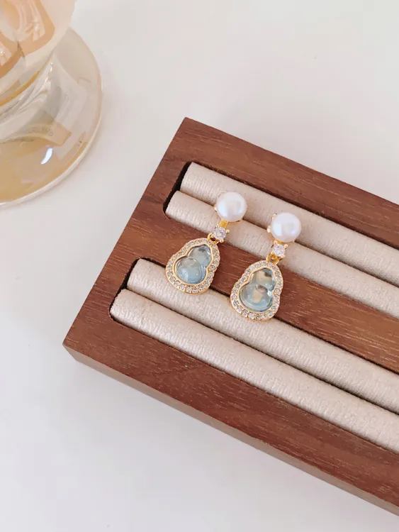 铜合金锆石耳饰 95耳饰是“葫芦造型+珍珠”的轻奢国风耳坠