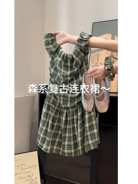 法式气质格子撞色显白连衣裙夏季2025新款收腰显瘦设计感V领短裙