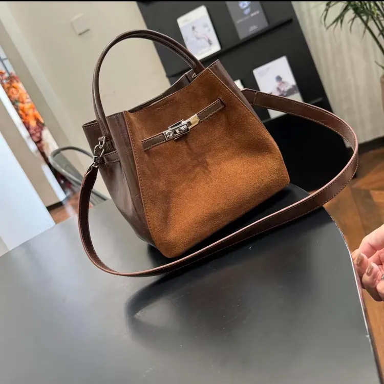 麂皮绒磨砂真皮凯莉包包女小包斜挎秋冬高级感牛皮手提单肩水桶包