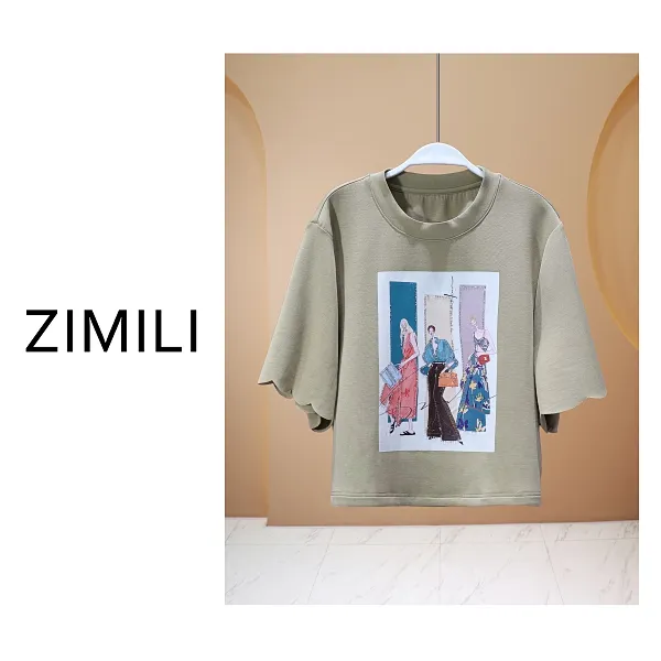 【亮哥女装】2025欧版《歌颂》卡其色人物印花烫钻高克重短袖8079-C5