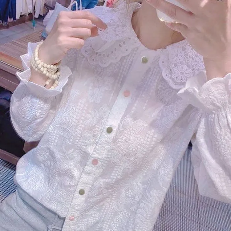 超大码斤蕾丝镂空娃娃领喇叭袖衬衫春秋法式纽扣洋气小衫上衣