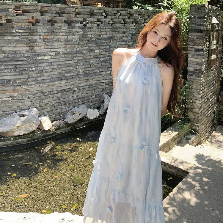 浅蓝色立体花朵挂脖宽松长裙女2025年夏季温柔度假风松弛感连衣裙