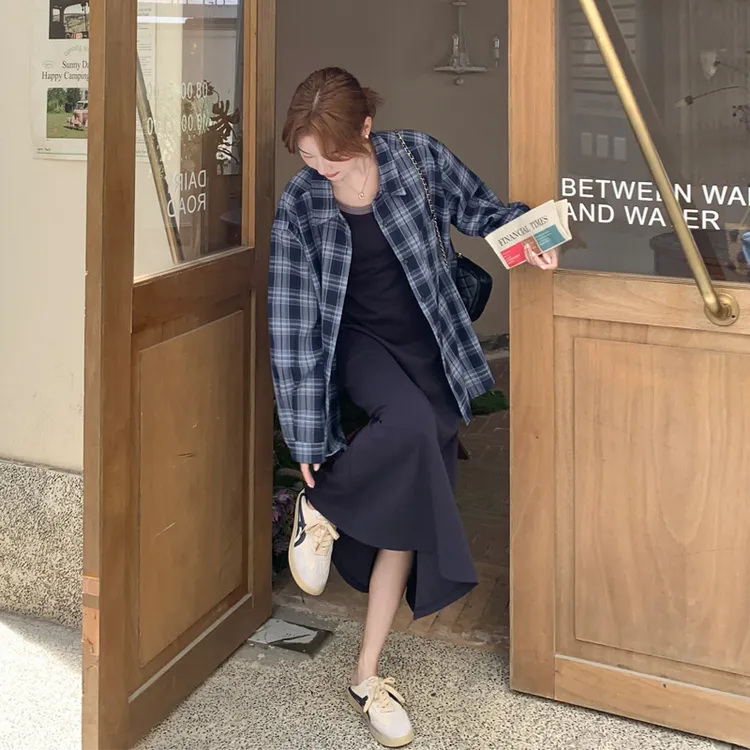 松弛感韩系格纹衬衫吊带裙2025春秋新款设计感休闲ins慵懒风套装