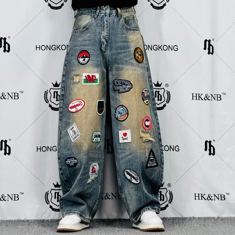 HK&NB x 行走的艺术家 四季高街重磅徽章刺绣宽松弯刀阔腿牛仔裤