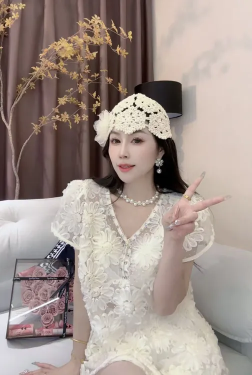 L.X~轻奢重工立体花朵水钻V领蕾丝提花衬衫女高级短袖上衣6659