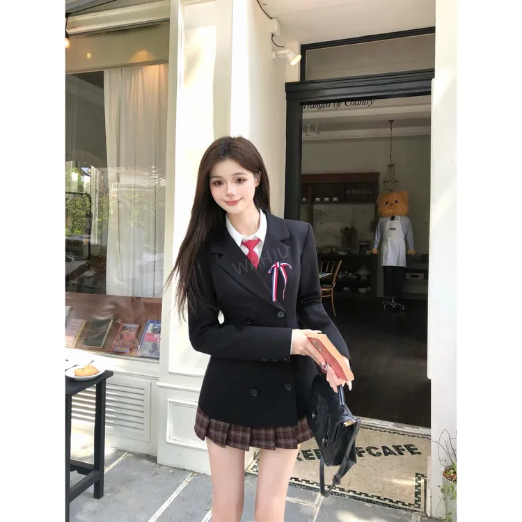 画解WAHJU【伯利学院】早秋纽扣设计感气质修身黑色外套半裙9752W