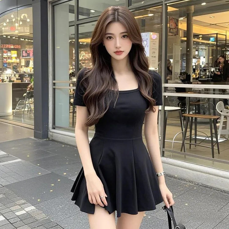夏季黑色方领气质连衣裙女2024新款显瘦收腰又甜又辣a字裙子