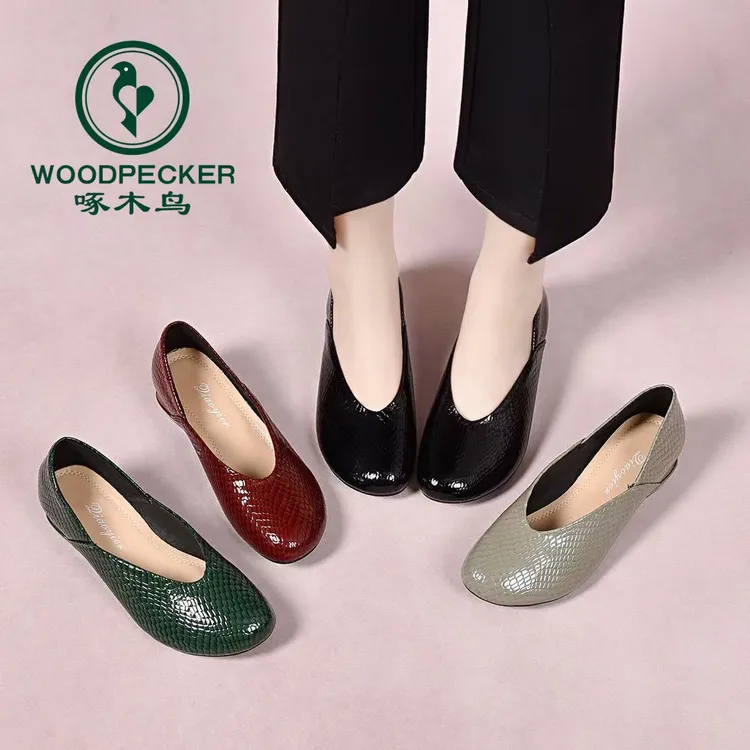 啄木鸟真皮低跟妈妈鞋2025春秋季新款浅口工作鞋粗跟软皮奶奶单鞋