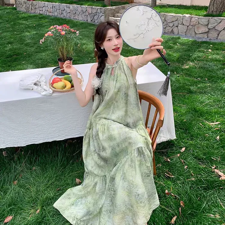 新中式国风复古绿色挂脖连衣裙女夏季气质森系无袖宽松茶歇长裙子