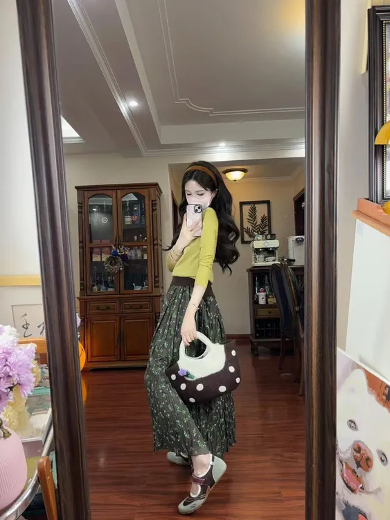 2025春早春款慵懒风黄色假两件针织衫女百搭碎花半身裙显瘦两件套