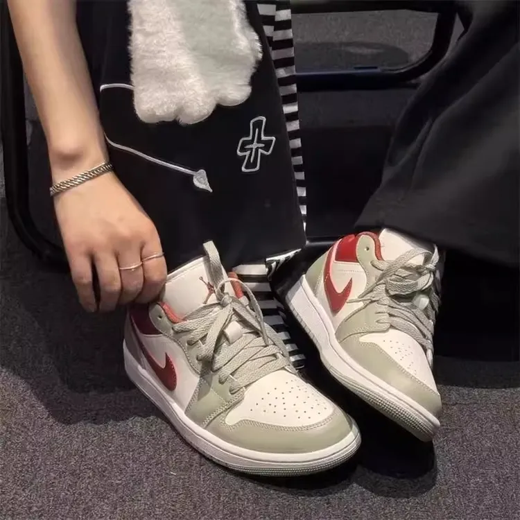 【滔搏联动】NIKE耐克男子AIRJORDAN1复古运动训练篮球鞋553558-133