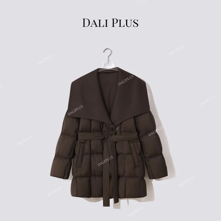 DALI PLUS“羊绒呢大翻领91鹅绒服”收腰中长款羽绒服-D5CH4626