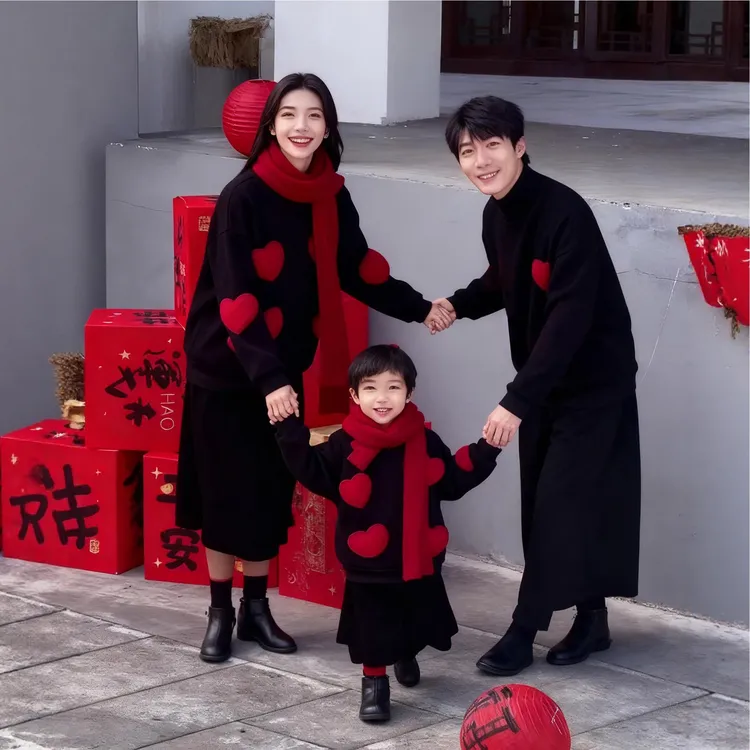 红色母女过年爱心一家三口亲子装2026新款黑色冬季圆领卫衣全家装