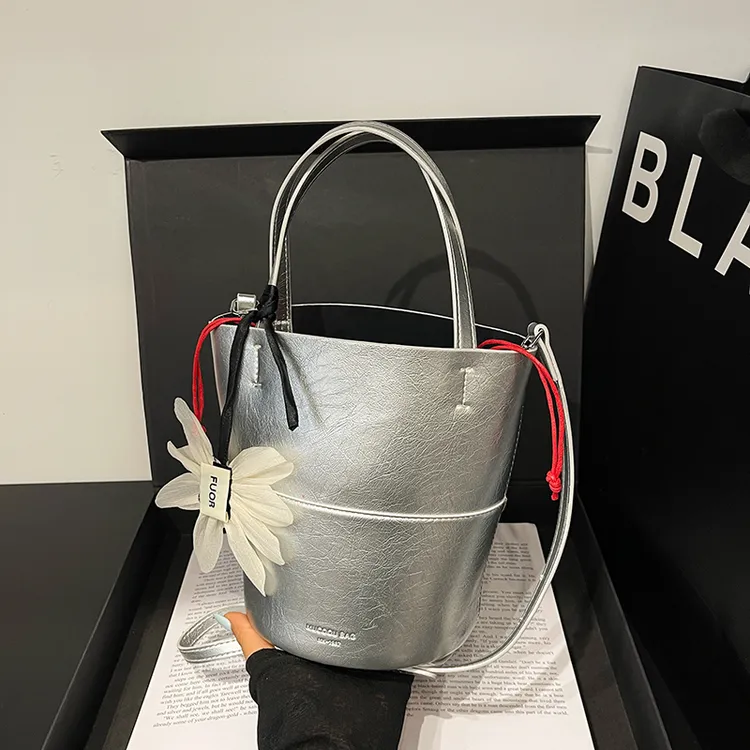 小众设计休闲简约质感水桶包时尚2025夏季新款洋气女士单肩斜挎包