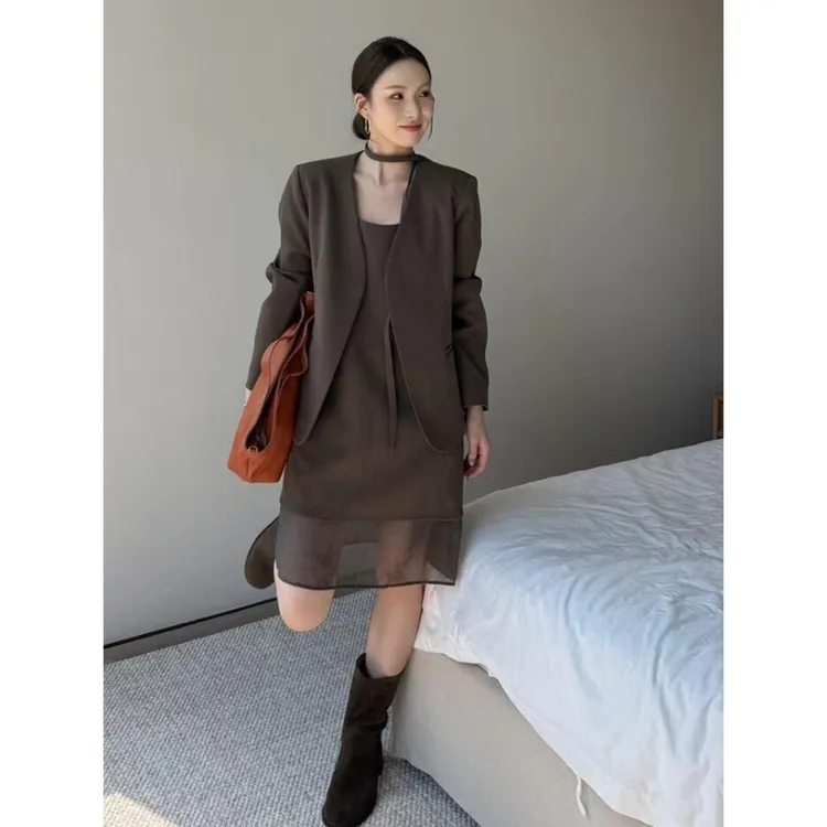 秋季新款韩系高级感时尚轻奢小香风深咖色西装外套吊带裙两件套装